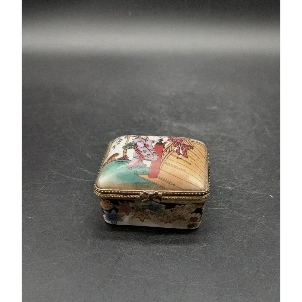 Vintage Japanese Porcelain Trinket Box Hand Painted Geisha Scene Gold 2.5